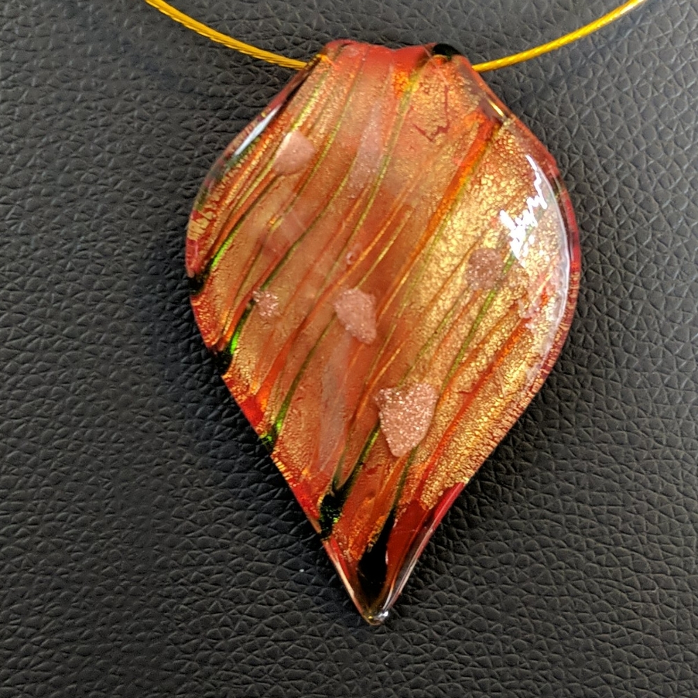 Glass pendant, red/gold, 18 in closure included